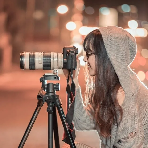 photographe prenant un cliché dans une ville, la nuit